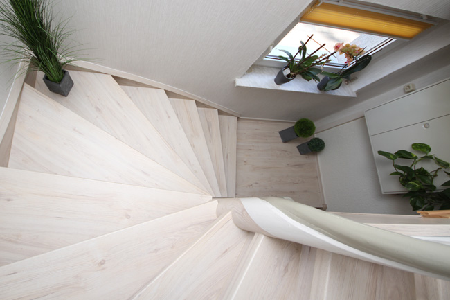 Beispiel einer sanierten Treppe mit dem Hafa - Treppenrenovierungssystem in weißem Nussbaum Laminat